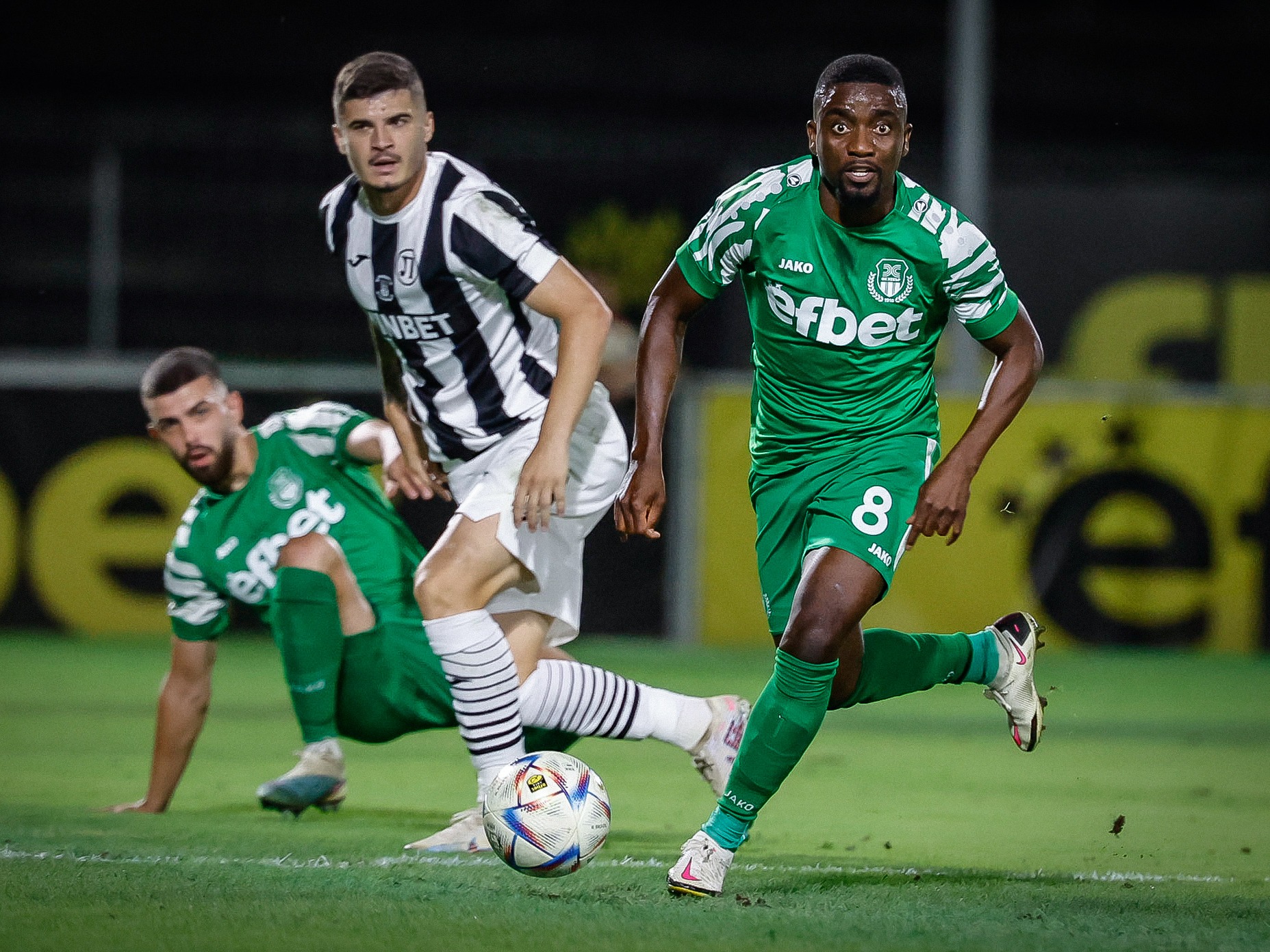 Хебър срещу Локо Пд - 7 гола за едно полувреме, обрати и шеста поредна победа за "черно-белите" (ВИДЕО) 