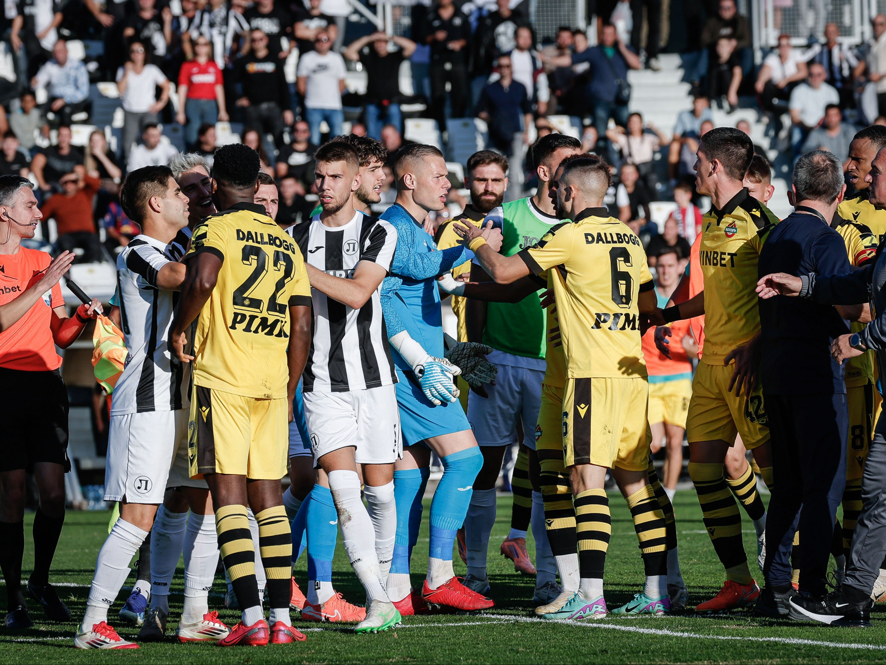 Дербито между Локомотив Пловдив и Ботев Пловдив бе прекратено в 41-ата минута 