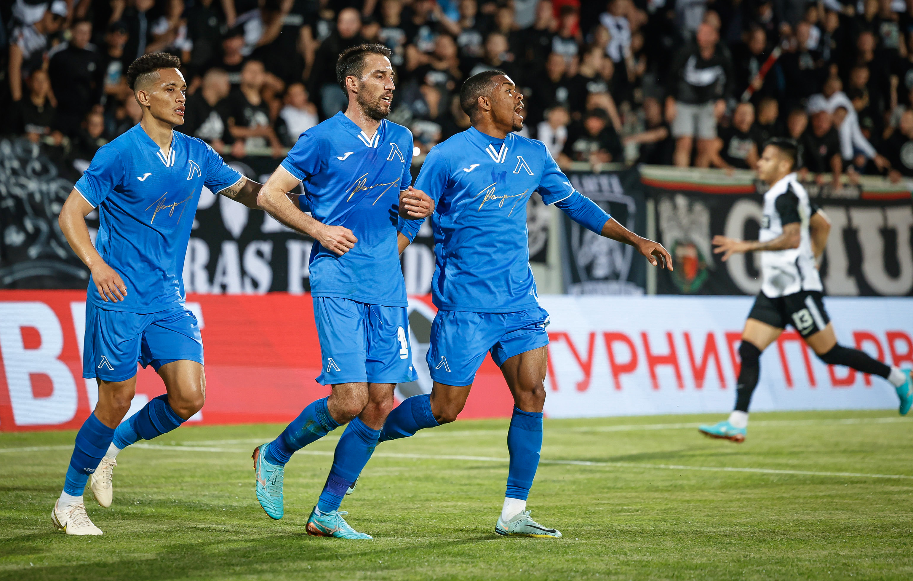 Левски записа първи успех в плейофите след победа над Локомотив в Пловдив (ВИДЕО)